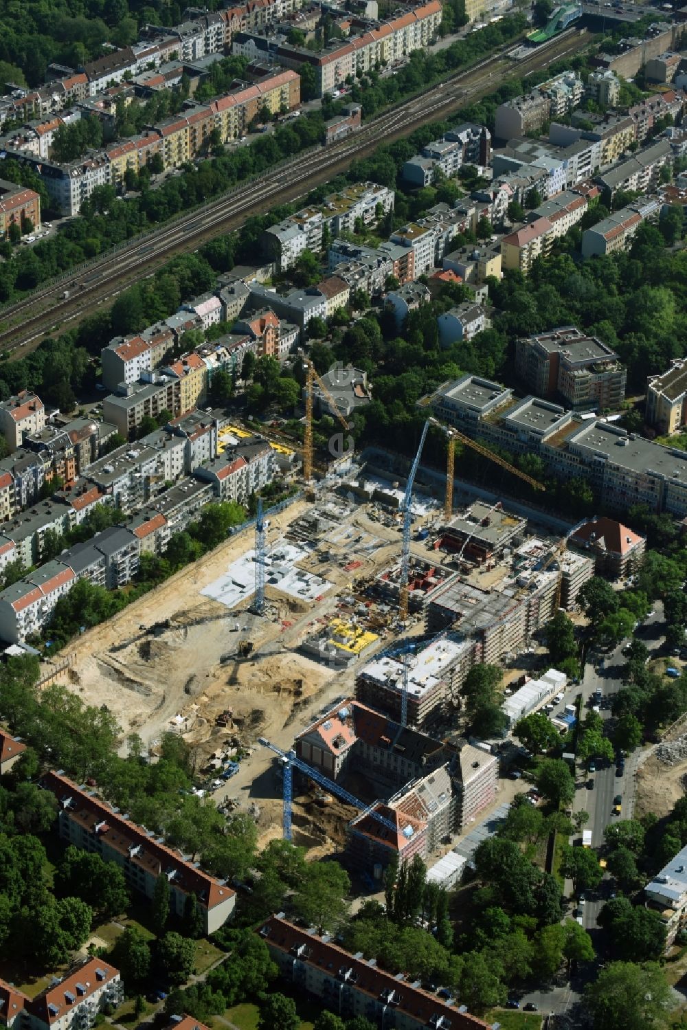 Luftaufnahme Berlin - Baustelle zum Umbau und Ausbau des denkmalgeschützten Altbau- Gebäudes der AVILA Projektmanagement GmbH am Mariendorfer Weg im Ortsteil Neukölln in Berlin