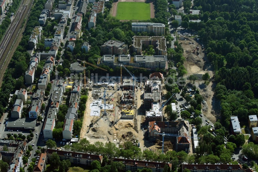 Berlin aus der Vogelperspektive: Baustelle zum Umbau und Ausbau des denkmalgeschützten Altbau- Gebäudes der AVILA Projektmanagement GmbH am Mariendorfer Weg im Ortsteil Neukölln in Berlin