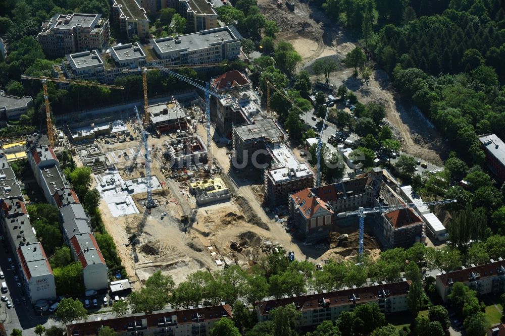 Luftbild Berlin - Baustelle zum Umbau und Ausbau des denkmalgeschützten Altbau- Gebäudes der AVILA Projektmanagement GmbH am Mariendorfer Weg im Ortsteil Neukölln in Berlin