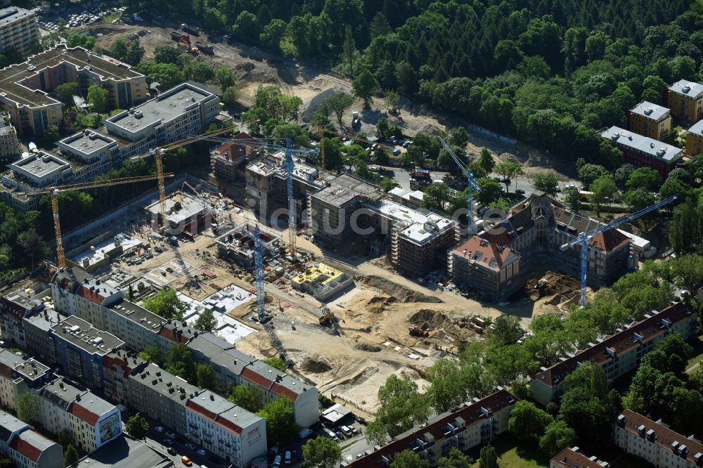 Luftaufnahme Berlin - Baustelle zum Umbau und Ausbau des denkmalgeschützten Altbau- Gebäudes der AVILA Projektmanagement GmbH am Mariendorfer Weg im Ortsteil Neukölln in Berlin