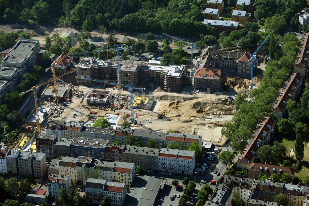 Berlin von oben - Baustelle zum Umbau und Ausbau des denkmalgeschützten Altbau- Gebäudes der AVILA Projektmanagement GmbH am Mariendorfer Weg im Ortsteil Neukölln in Berlin