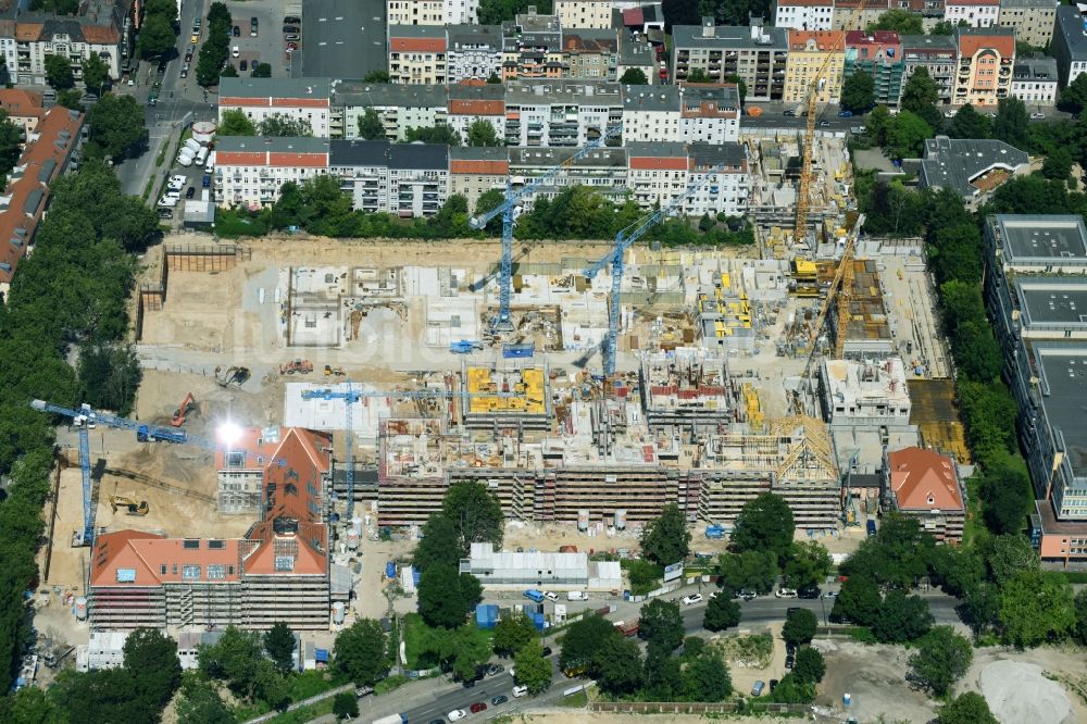 Berlin aus der Vogelperspektive: Baustelle zum Umbau und Ausbau des denkmalgeschützten Altbau- Gebäudes der AVILA Projektmanagement GmbH am Mariendorfer Weg im Ortsteil Neukölln in Berlin