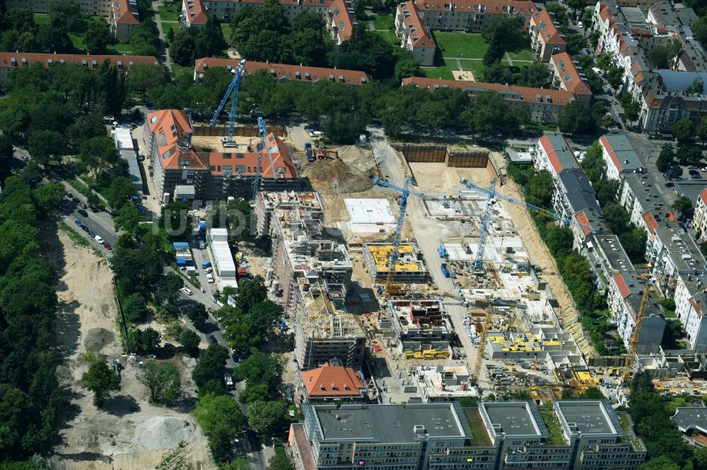 Berlin von oben - Baustelle zum Umbau und Ausbau des denkmalgeschützten Altbau- Gebäudes der AVILA Projektmanagement GmbH am Mariendorfer Weg im Ortsteil Neukölln in Berlin