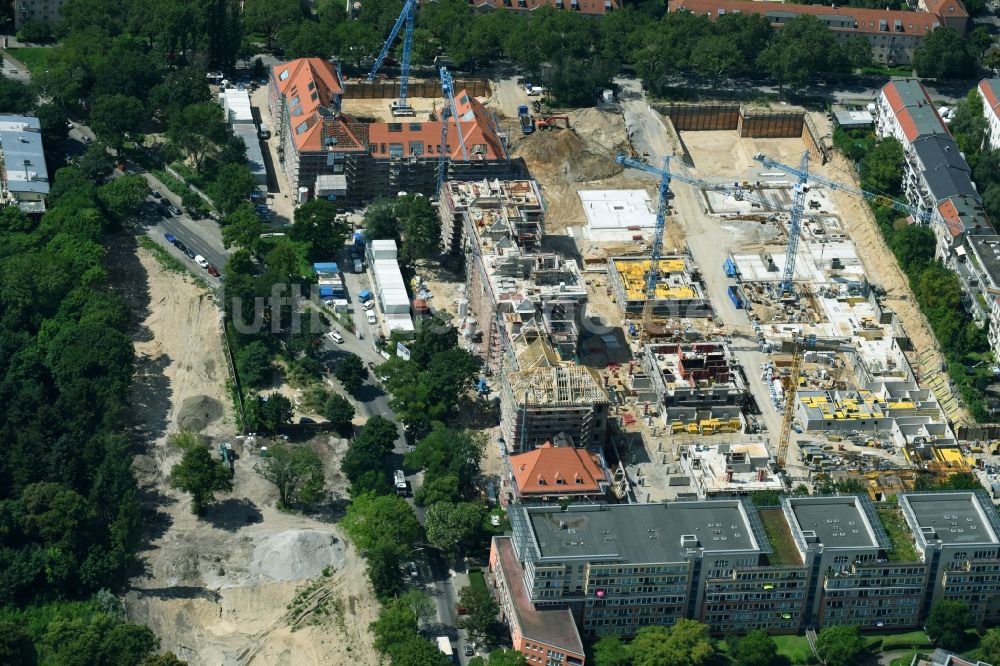 Berlin aus der Vogelperspektive: Baustelle zum Umbau und Ausbau des denkmalgeschützten Altbau- Gebäudes der AVILA Projektmanagement GmbH am Mariendorfer Weg im Ortsteil Neukölln in Berlin