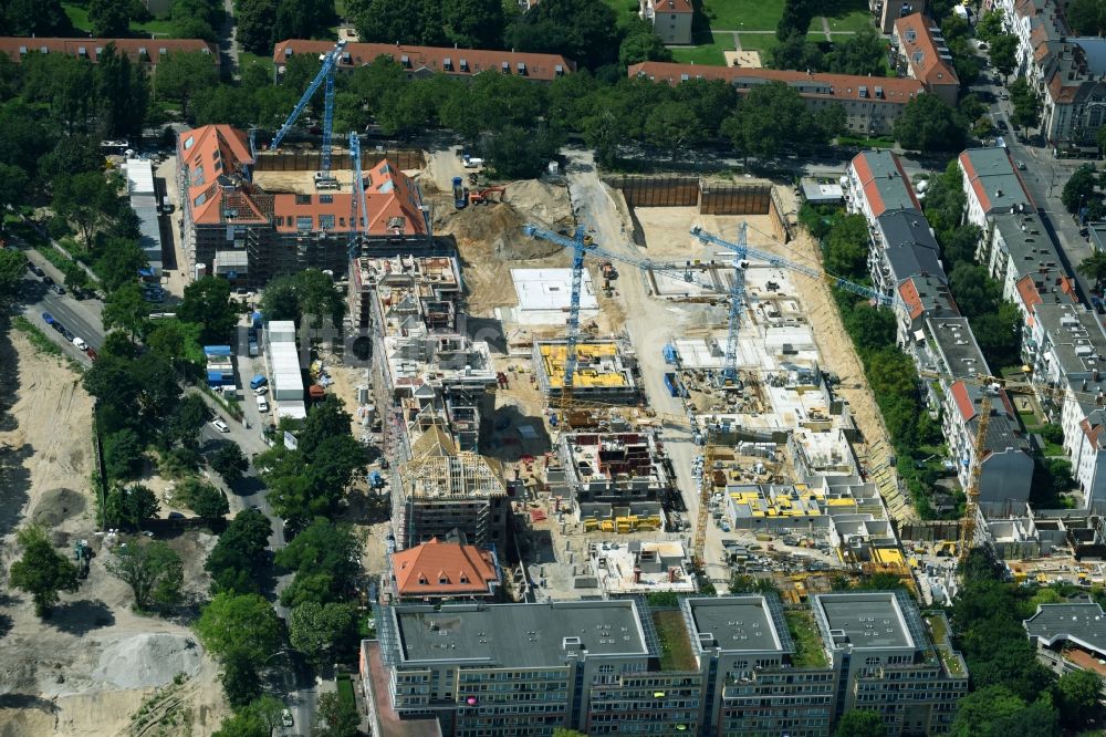 Luftbild Berlin - Baustelle zum Umbau und Ausbau des denkmalgeschützten Altbau- Gebäudes der AVILA Projektmanagement GmbH am Mariendorfer Weg im Ortsteil Neukölln in Berlin