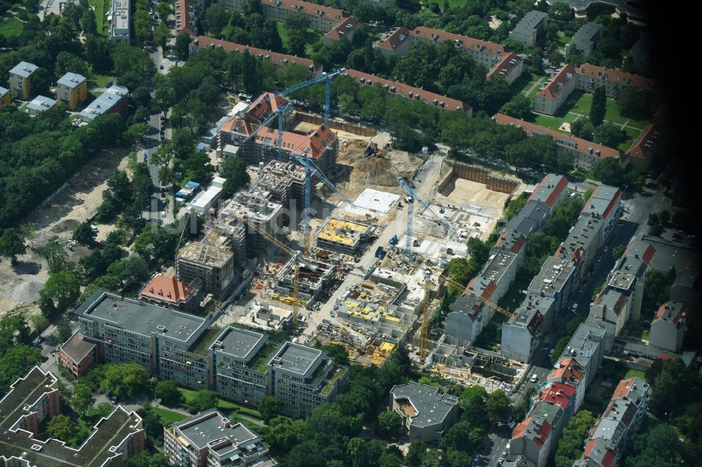 Berlin aus der Vogelperspektive: Baustelle zum Umbau und Ausbau des denkmalgeschützten Altbau- Gebäudes der AVILA Projektmanagement GmbH am Mariendorfer Weg im Ortsteil Neukölln in Berlin