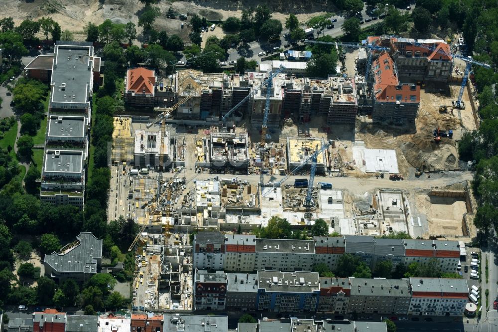 Luftbild Berlin - Baustelle zum Umbau und Ausbau des denkmalgeschützten Altbau- Gebäudes der AVILA Projektmanagement GmbH am Mariendorfer Weg im Ortsteil Neukölln in Berlin