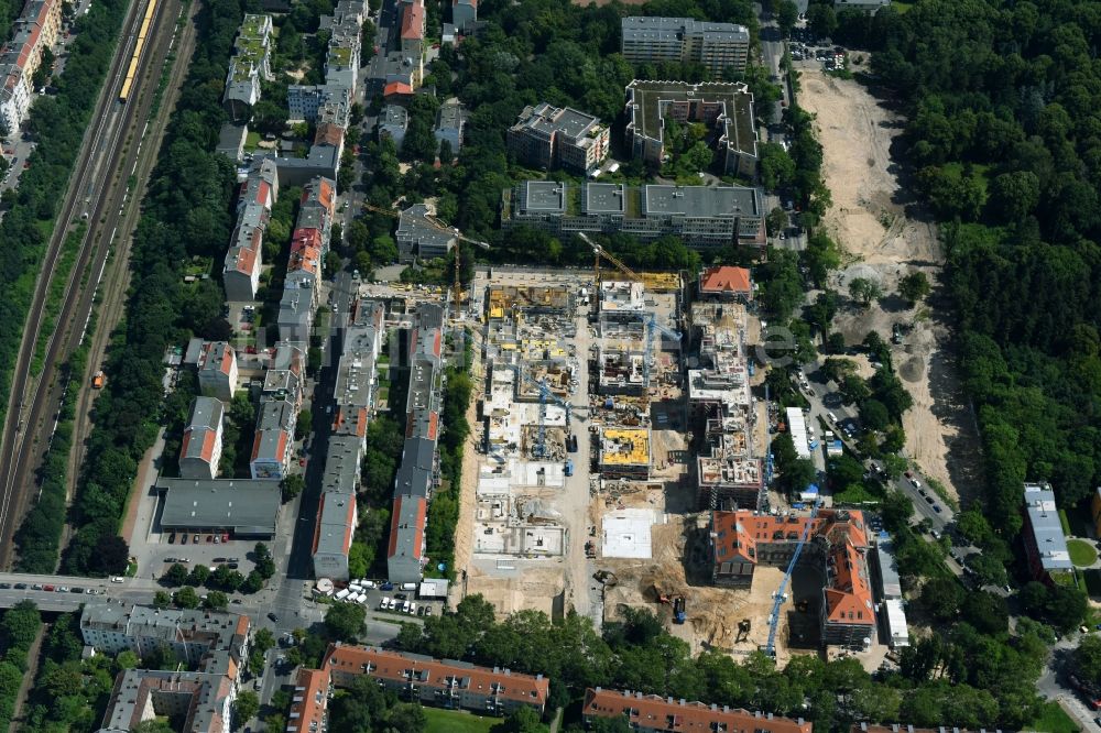 Berlin von oben - Baustelle zum Umbau und Ausbau des denkmalgeschützten Altbau- Gebäudes der AVILA Projektmanagement GmbH am Mariendorfer Weg im Ortsteil Neukölln in Berlin