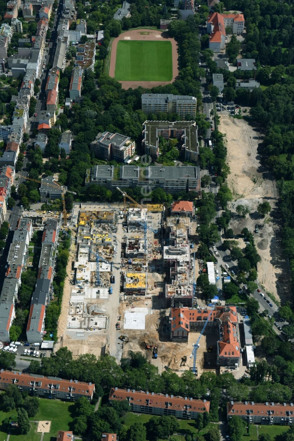 Berlin aus der Vogelperspektive: Baustelle zum Umbau und Ausbau des denkmalgeschützten Altbau- Gebäudes der AVILA Projektmanagement GmbH am Mariendorfer Weg im Ortsteil Neukölln in Berlin