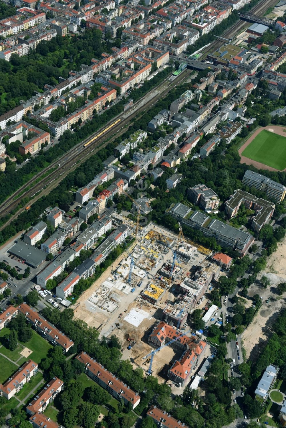 Luftaufnahme Berlin - Baustelle zum Umbau und Ausbau des denkmalgeschützten Altbau- Gebäudes der AVILA Projektmanagement GmbH am Mariendorfer Weg im Ortsteil Neukölln in Berlin