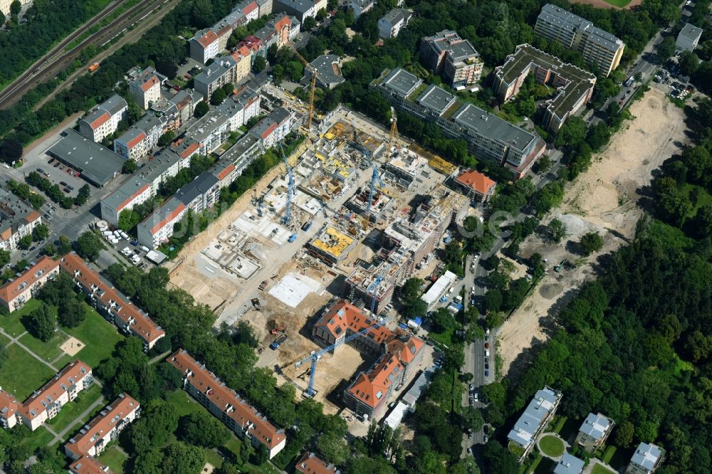 Berlin von oben - Baustelle zum Umbau und Ausbau des denkmalgeschützten Altbau- Gebäudes der AVILA Projektmanagement GmbH am Mariendorfer Weg im Ortsteil Neukölln in Berlin