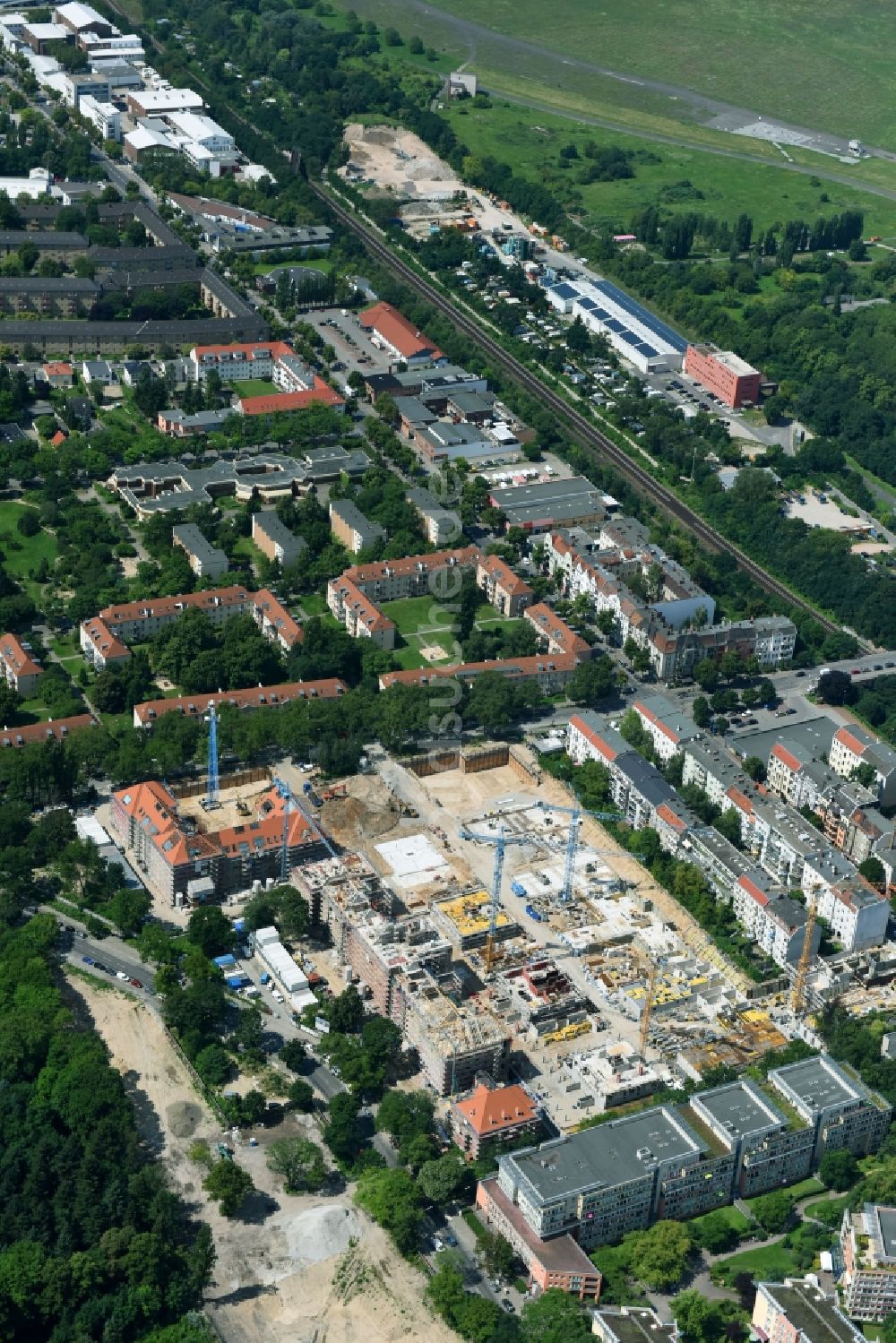 Luftaufnahme Berlin - Baustelle zum Umbau und Ausbau des denkmalgeschützten Altbau- Gebäudes der AVILA Projektmanagement GmbH am Mariendorfer Weg im Ortsteil Neukölln in Berlin