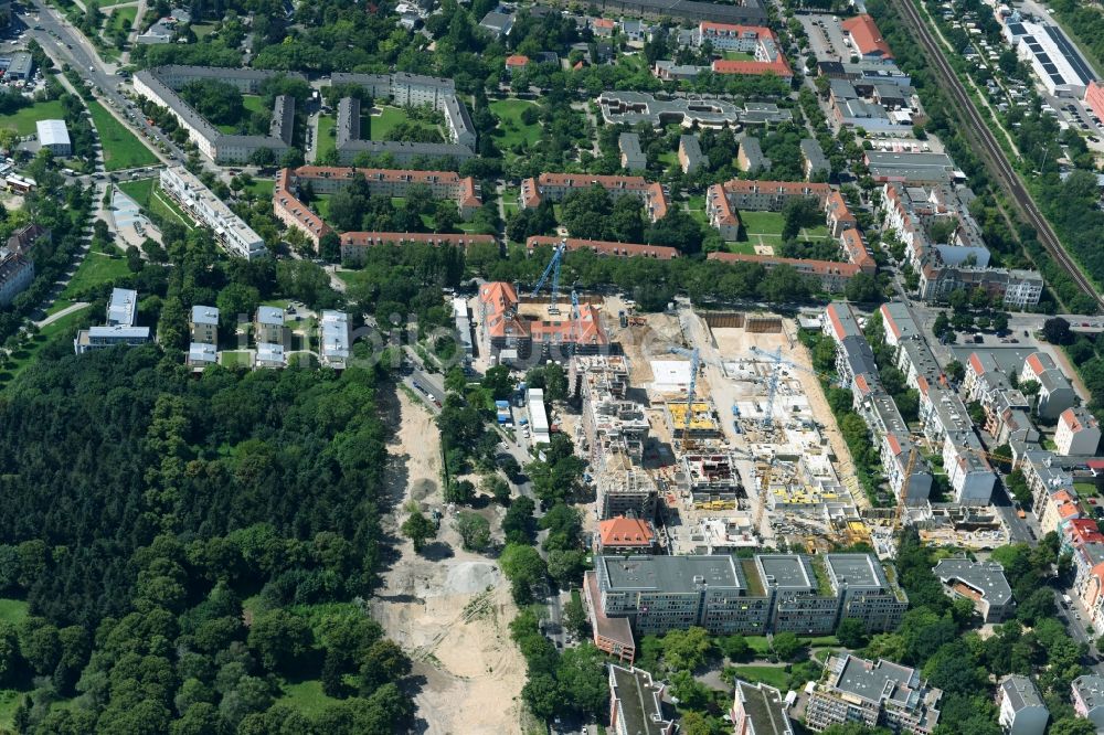 Berlin von oben - Baustelle zum Umbau und Ausbau des denkmalgeschützten Altbau- Gebäudes der AVILA Projektmanagement GmbH am Mariendorfer Weg im Ortsteil Neukölln in Berlin