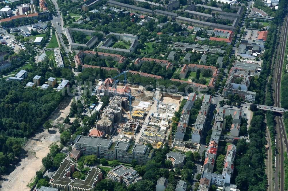 Berlin aus der Vogelperspektive: Baustelle zum Umbau und Ausbau des denkmalgeschützten Altbau- Gebäudes der AVILA Projektmanagement GmbH am Mariendorfer Weg im Ortsteil Neukölln in Berlin