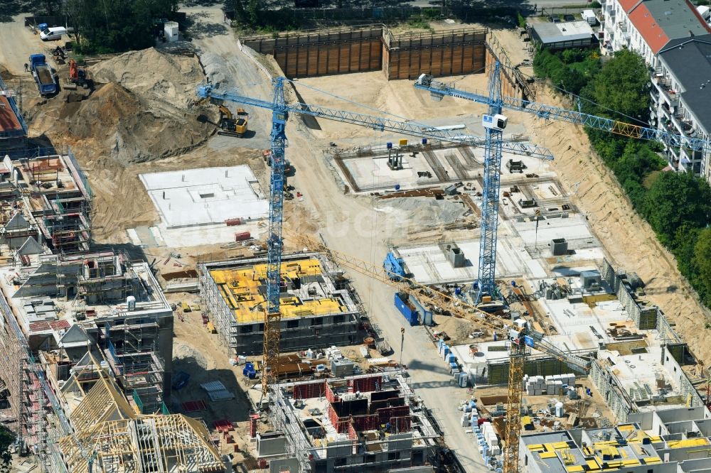 Berlin aus der Vogelperspektive: Baustelle zum Umbau und Ausbau des denkmalgeschützten Altbau- Gebäudes der AVILA Projektmanagement GmbH am Mariendorfer Weg im Ortsteil Neukölln in Berlin