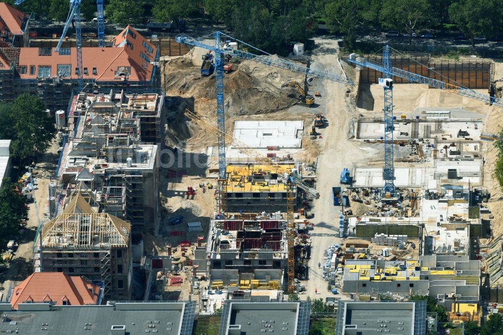 Luftaufnahme Berlin - Baustelle zum Umbau und Ausbau des denkmalgeschützten Altbau- Gebäudes der AVILA Projektmanagement GmbH am Mariendorfer Weg im Ortsteil Neukölln in Berlin