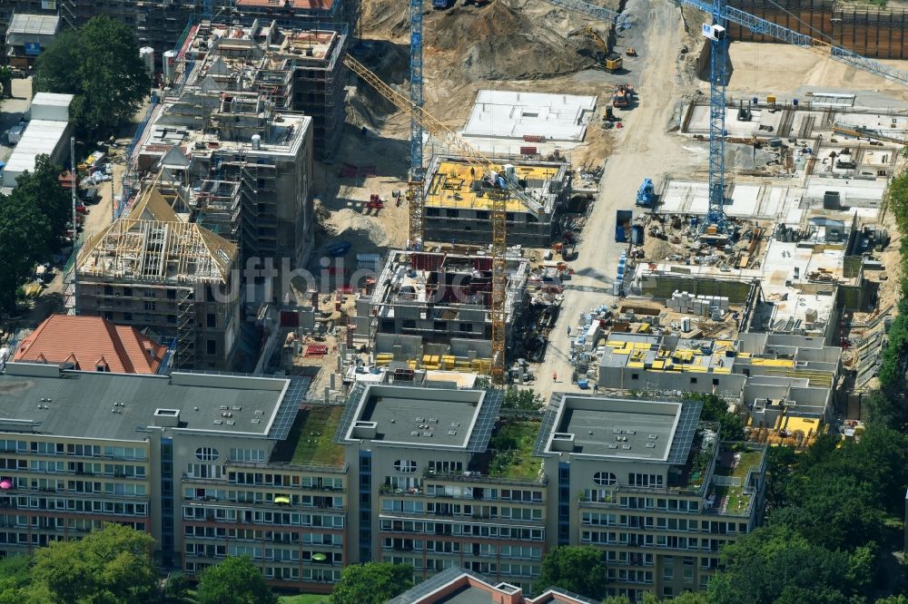 Berlin aus der Vogelperspektive: Baustelle zum Umbau und Ausbau des denkmalgeschützten Altbau- Gebäudes der AVILA Projektmanagement GmbH am Mariendorfer Weg im Ortsteil Neukölln in Berlin