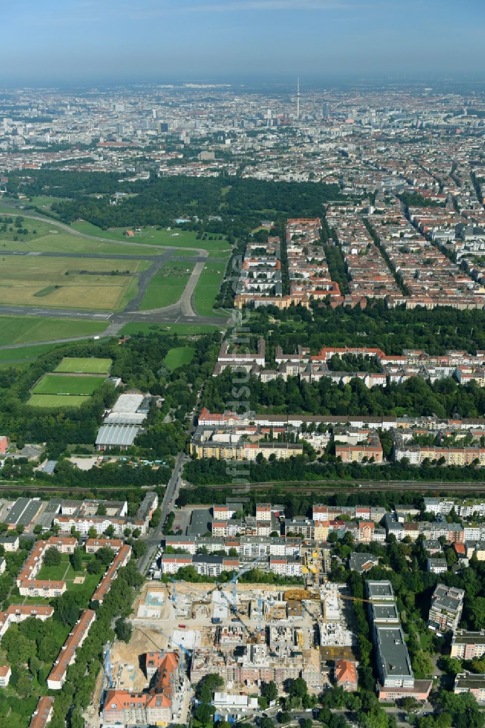 Berlin aus der Vogelperspektive: Baustelle zum Umbau und Ausbau des denkmalgeschützten Altbau- Gebäudes der AVILA Projektmanagement GmbH am Mariendorfer Weg im Ortsteil Neukölln in Berlin