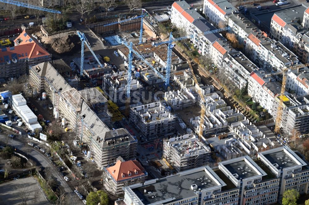 Luftaufnahme Berlin - Baustelle zum Umbau und Ausbau des denkmalgeschützten Altbau- Gebäudes der AVILA Projektmanagement GmbH am Mariendorfer Weg im Ortsteil Neukölln in Berlin