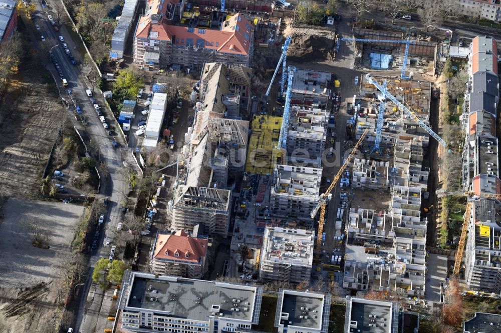 Berlin aus der Vogelperspektive: Baustelle zum Umbau und Ausbau des denkmalgeschützten Altbau- Gebäudes der AVILA Projektmanagement GmbH am Mariendorfer Weg im Ortsteil Neukölln in Berlin