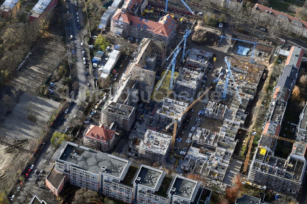 Luftbild Berlin - Baustelle zum Umbau und Ausbau des denkmalgeschützten Altbau- Gebäudes der AVILA Projektmanagement GmbH am Mariendorfer Weg im Ortsteil Neukölln in Berlin