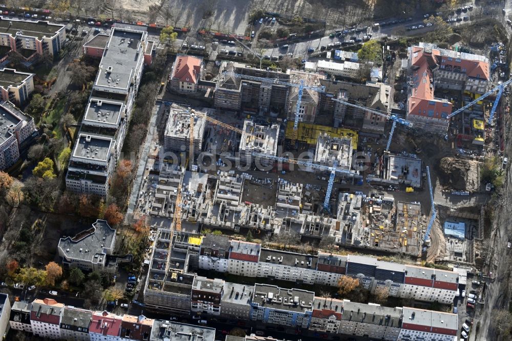 Luftbild Berlin - Baustelle zum Umbau und Ausbau des denkmalgeschützten Altbau- Gebäudes der AVILA Projektmanagement GmbH am Mariendorfer Weg im Ortsteil Neukölln in Berlin