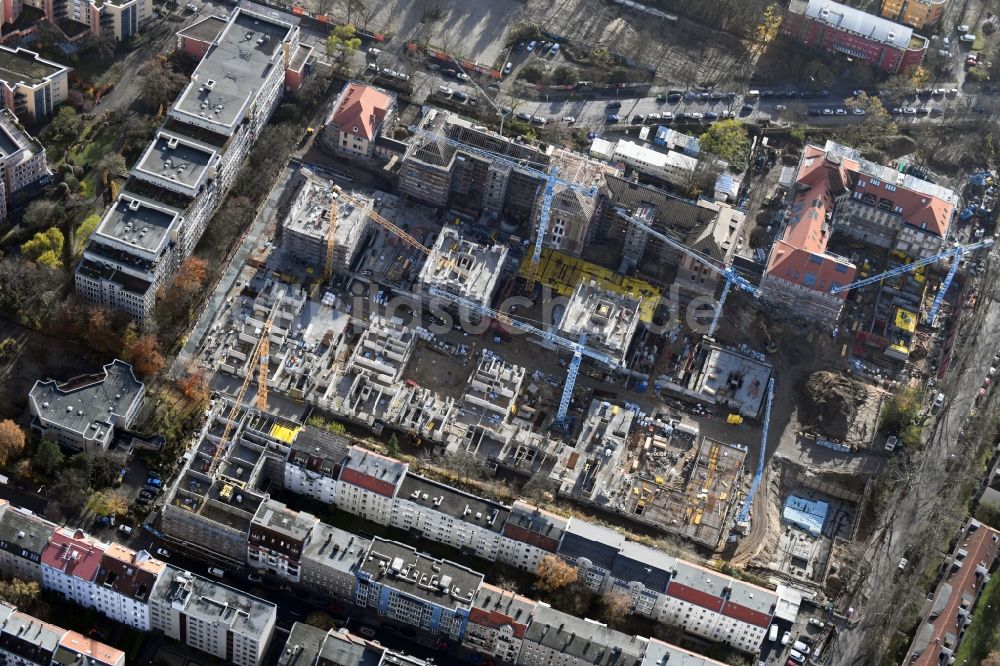 Luftaufnahme Berlin - Baustelle zum Umbau und Ausbau des denkmalgeschützten Altbau- Gebäudes der AVILA Projektmanagement GmbH am Mariendorfer Weg im Ortsteil Neukölln in Berlin