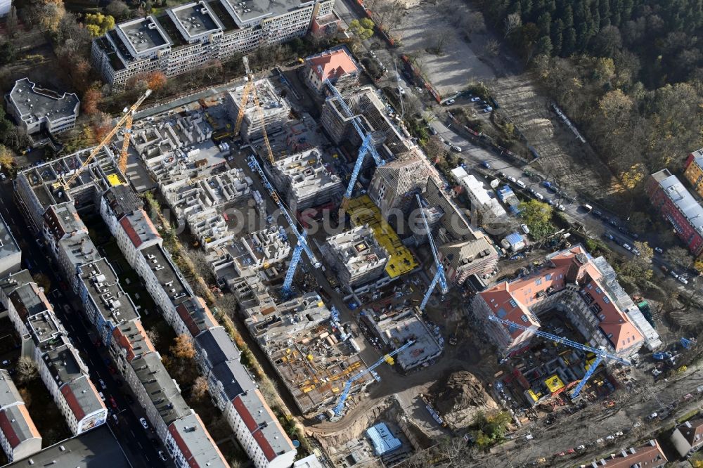 Luftbild Berlin - Baustelle zum Umbau und Ausbau des denkmalgeschützten Altbau- Gebäudes der AVILA Projektmanagement GmbH am Mariendorfer Weg im Ortsteil Neukölln in Berlin