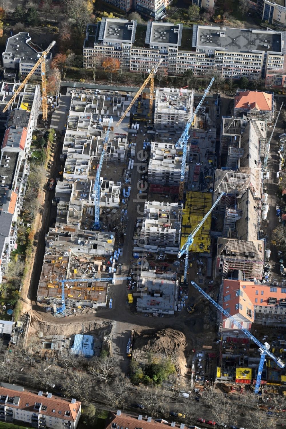 Berlin aus der Vogelperspektive: Baustelle zum Umbau und Ausbau des denkmalgeschützten Altbau- Gebäudes der AVILA Projektmanagement GmbH am Mariendorfer Weg im Ortsteil Neukölln in Berlin