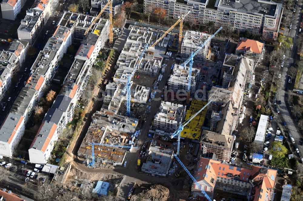 Luftbild Berlin - Baustelle zum Umbau und Ausbau des denkmalgeschützten Altbau- Gebäudes der AVILA Projektmanagement GmbH am Mariendorfer Weg im Ortsteil Neukölln in Berlin