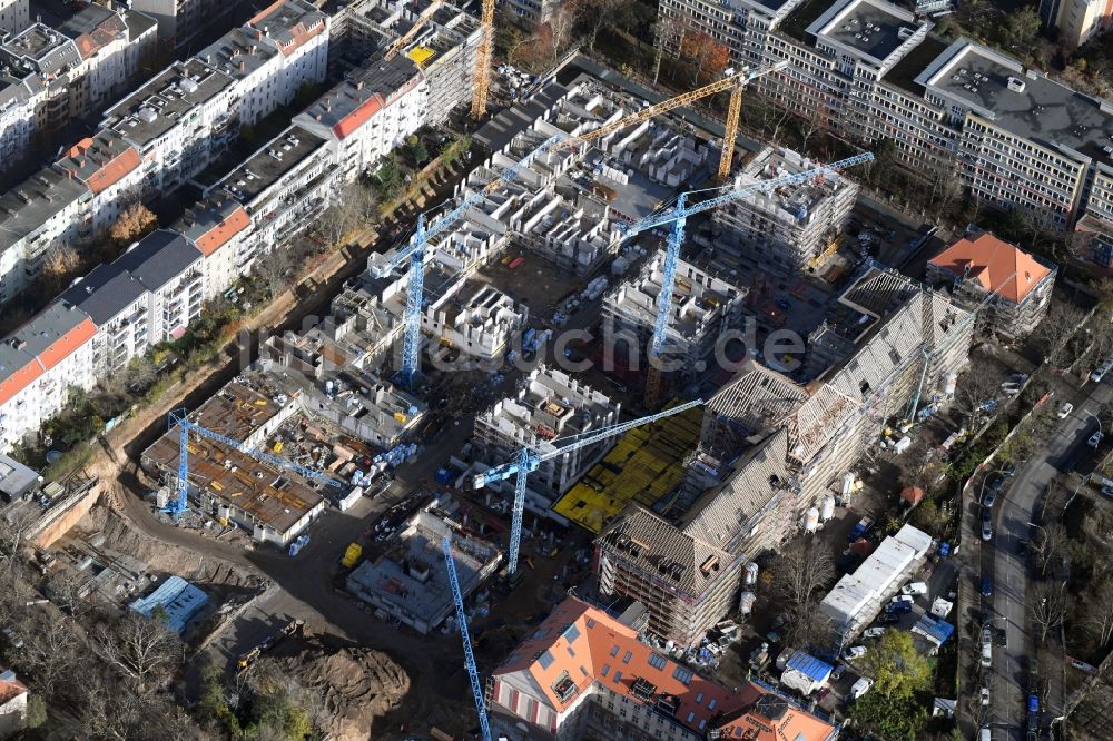 Luftaufnahme Berlin - Baustelle zum Umbau und Ausbau des denkmalgeschützten Altbau- Gebäudes der AVILA Projektmanagement GmbH am Mariendorfer Weg im Ortsteil Neukölln in Berlin