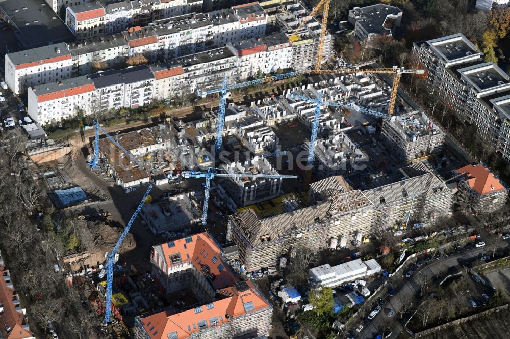 Berlin aus der Vogelperspektive: Baustelle zum Umbau und Ausbau des denkmalgeschützten Altbau- Gebäudes der AVILA Projektmanagement GmbH am Mariendorfer Weg im Ortsteil Neukölln in Berlin