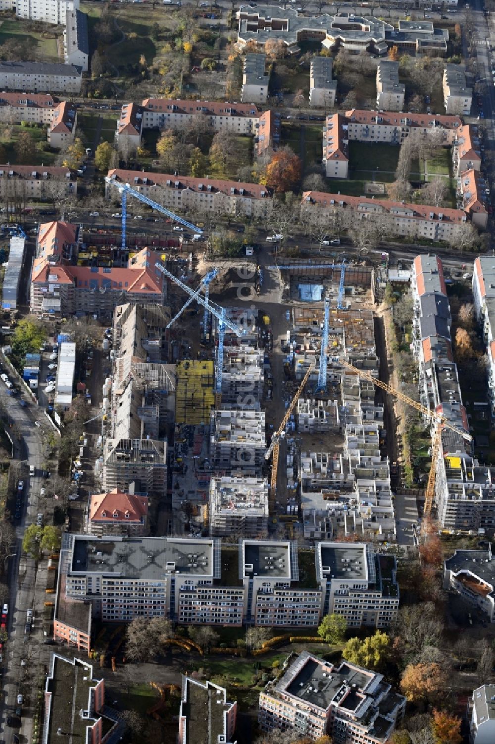 Berlin aus der Vogelperspektive: Baustelle zum Umbau und Ausbau des denkmalgeschützten Altbau- Gebäudes der AVILA Projektmanagement GmbH am Mariendorfer Weg im Ortsteil Neukölln in Berlin