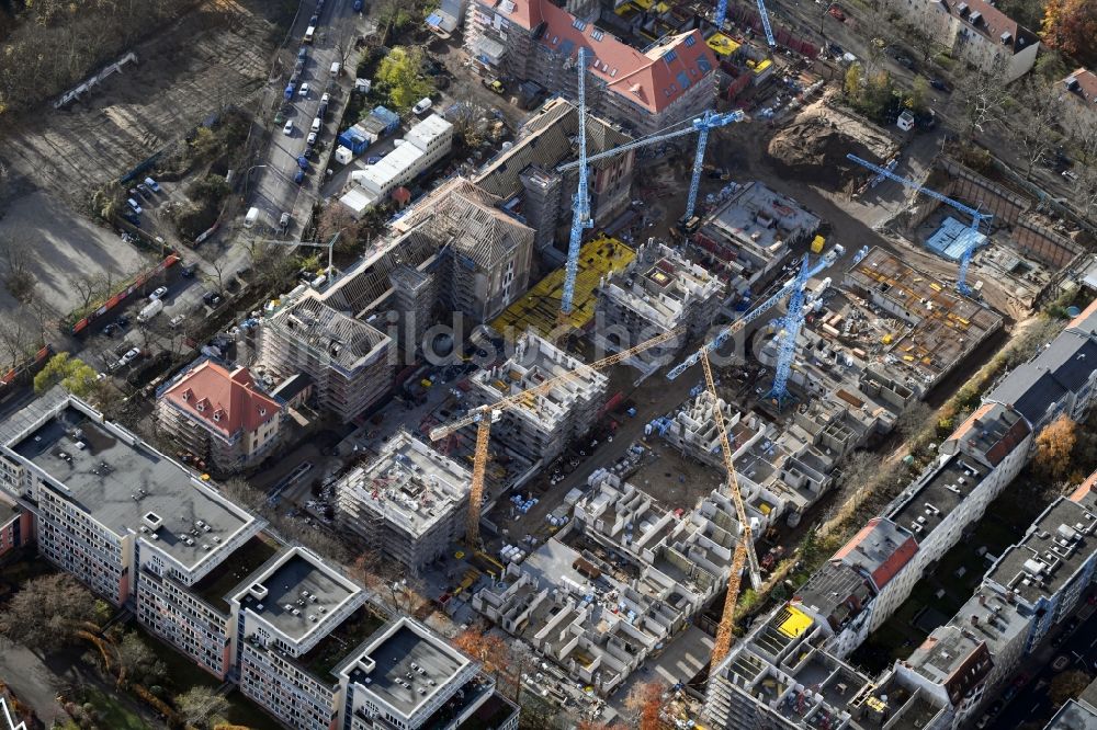 Luftbild Berlin - Baustelle zum Umbau und Ausbau des denkmalgeschützten Altbau- Gebäudes der AVILA Projektmanagement GmbH am Mariendorfer Weg im Ortsteil Neukölln in Berlin