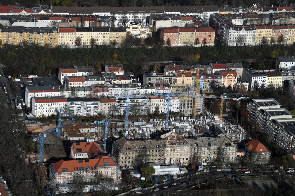 Luftbild Berlin - Baustelle zum Umbau und Ausbau des denkmalgeschützten Altbau- Gebäudes der AVILA Projektmanagement GmbH am Mariendorfer Weg im Ortsteil Neukölln in Berlin