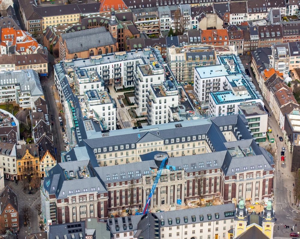 Luftaufnahme Düsseldorf - Baustelle zum Umbau und Ausbau des denkmalgeschützten Altbau- Gebäudes des ehemaligen Amtsgerichtsgebäude an der Mühlenstraße in Düsseldorf im Bundesland Nordrhein-Westfalen