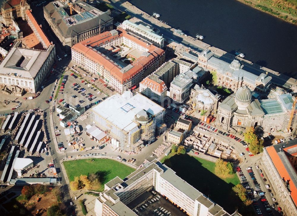 Luftbild Dresden - Baustelle zum Umbau und Ausbau des denkmalgeschützten Altbau- Gebäudes der Frauenkirche in Dresden im Bundesland Sachsen