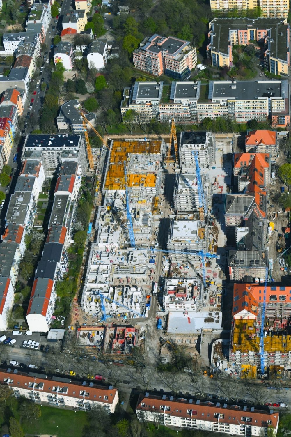 Berlin von oben - Baustelle zum Umbau und Ausbau des denkmalgeschützten Altbau- Gebäudes am Mariendorfer Weg im Ortsteil Neukölln in Berlin