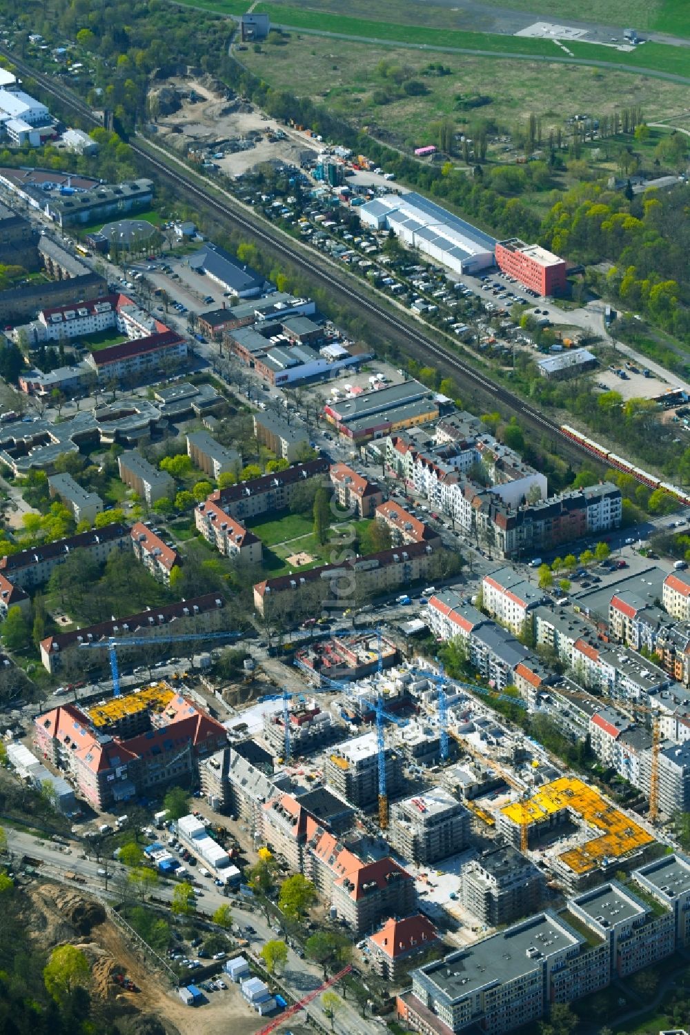 Berlin von oben - Baustelle zum Umbau und Ausbau des denkmalgeschützten Altbau- Gebäudes am Mariendorfer Weg im Ortsteil Neukölln in Berlin