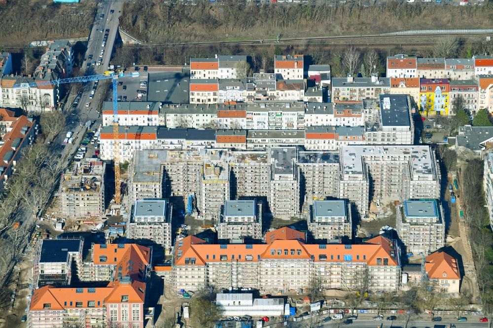 Luftbild Berlin - Baustelle zum Umbau und Ausbau des denkmalgeschützten Altbau- Gebäudes am Mariendorfer Weg im Ortsteil Neukölln in Berlin