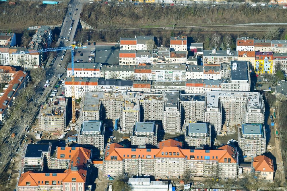 Luftaufnahme Berlin - Baustelle zum Umbau und Ausbau des denkmalgeschützten Altbau- Gebäudes am Mariendorfer Weg im Ortsteil Neukölln in Berlin