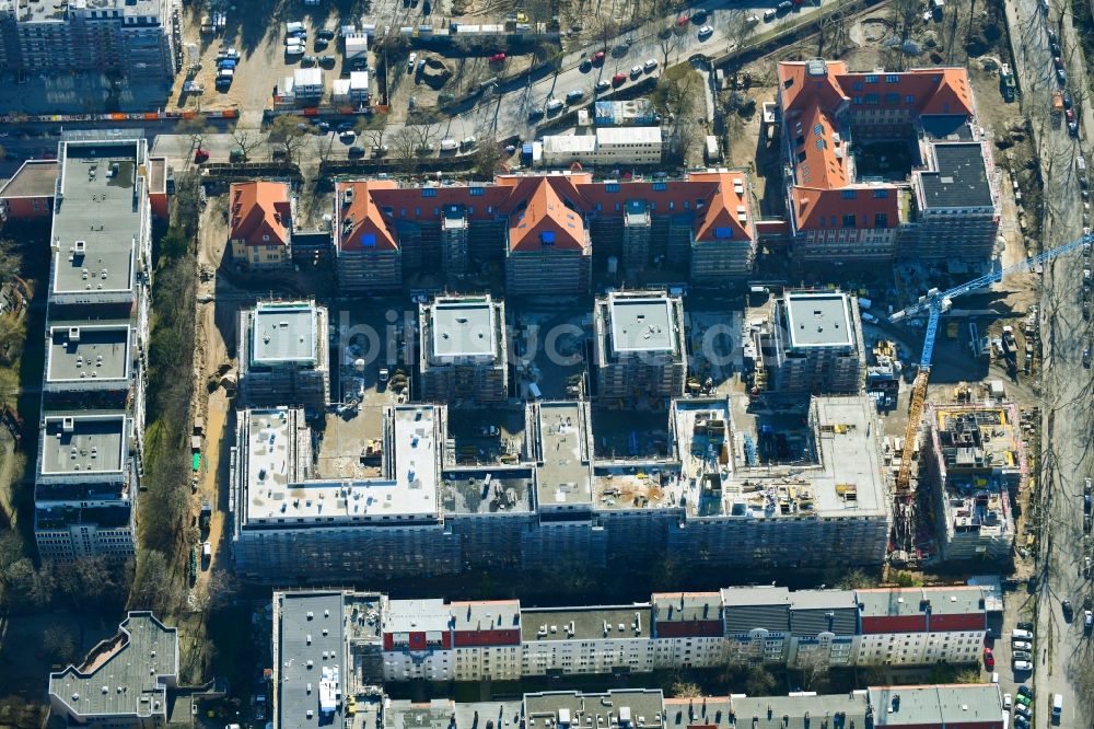 Luftbild Berlin - Baustelle zum Umbau und Ausbau des denkmalgeschützten Altbau- Gebäudes am Mariendorfer Weg im Ortsteil Neukölln in Berlin