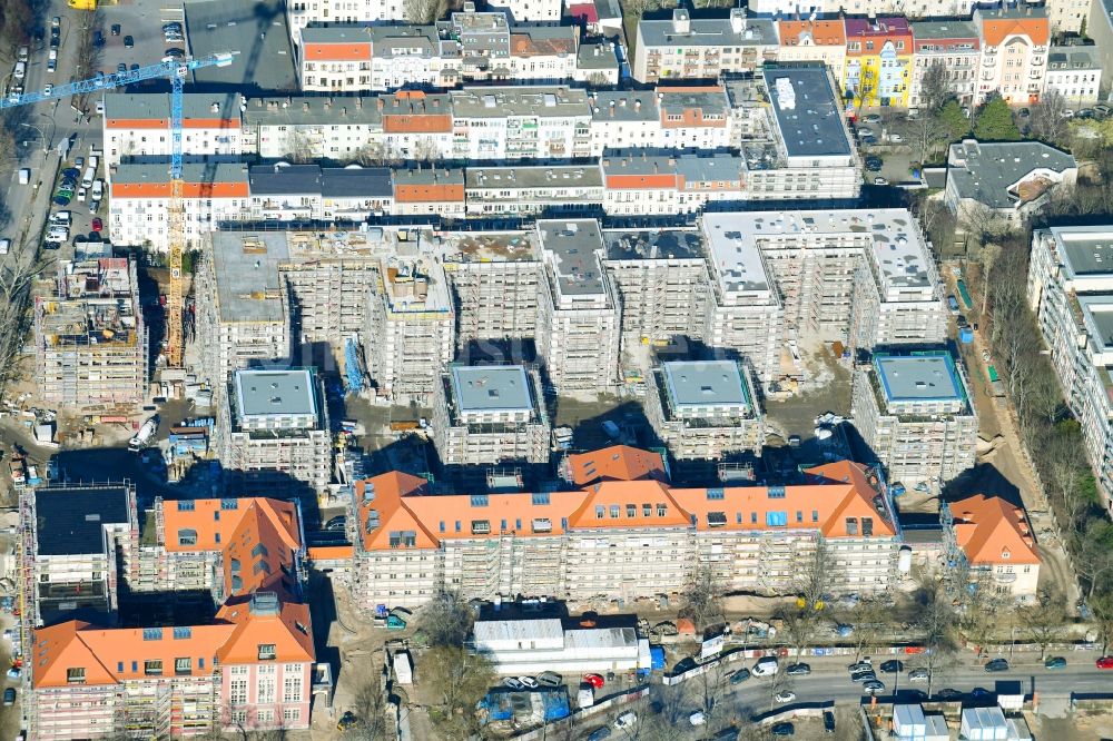 Luftaufnahme Berlin - Baustelle zum Umbau und Ausbau des denkmalgeschützten Altbau- Gebäudes am Mariendorfer Weg im Ortsteil Neukölln in Berlin