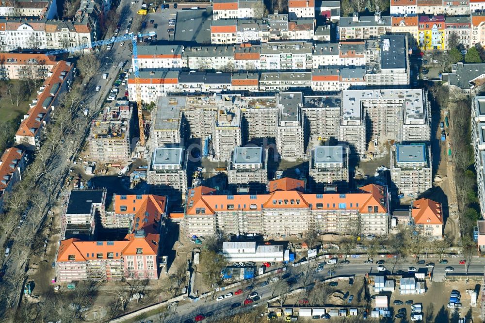 Berlin von oben - Baustelle zum Umbau und Ausbau des denkmalgeschützten Altbau- Gebäudes am Mariendorfer Weg im Ortsteil Neukölln in Berlin