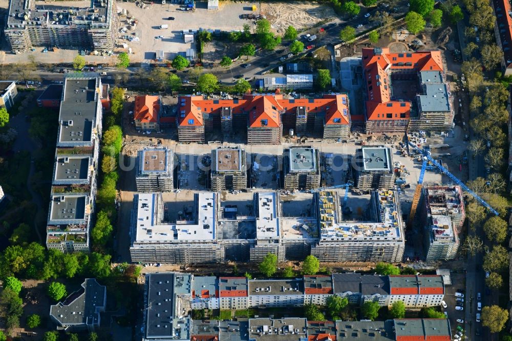 Berlin von oben - Baustelle zum Umbau und Ausbau des denkmalgeschützten Altbau- Gebäudes am Mariendorfer Weg im Ortsteil Neukölln in Berlin