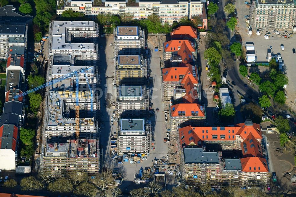 Luftaufnahme Berlin - Baustelle zum Umbau und Ausbau des denkmalgeschützten Altbau- Gebäudes am Mariendorfer Weg im Ortsteil Neukölln in Berlin