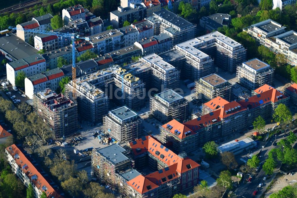 Berlin aus der Vogelperspektive: Baustelle zum Umbau und Ausbau des denkmalgeschützten Altbau- Gebäudes am Mariendorfer Weg im Ortsteil Neukölln in Berlin