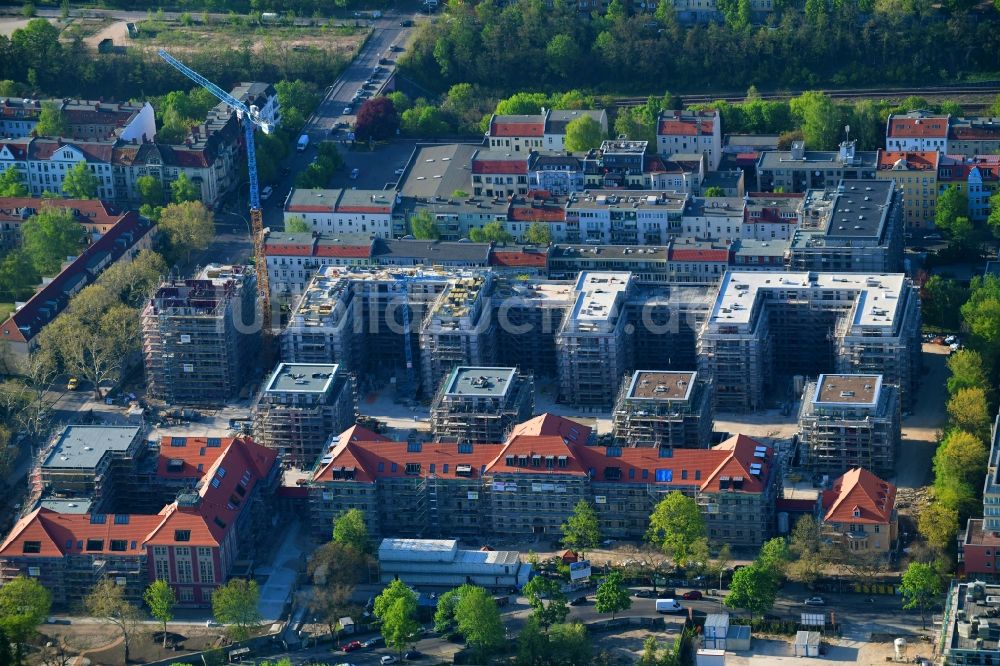 Luftbild Berlin - Baustelle zum Umbau und Ausbau des denkmalgeschützten Altbau- Gebäudes am Mariendorfer Weg im Ortsteil Neukölln in Berlin