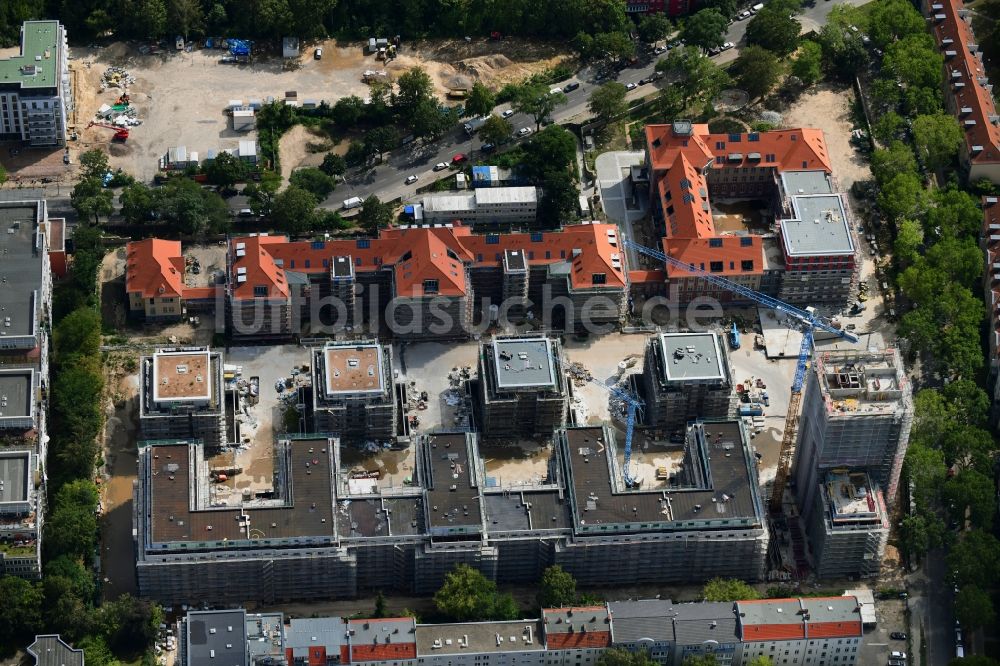 Berlin aus der Vogelperspektive: Baustelle zum Umbau und Ausbau des denkmalgeschützten Altbau- Gebäudes am Mariendorfer Weg im Ortsteil Neukölln in Berlin