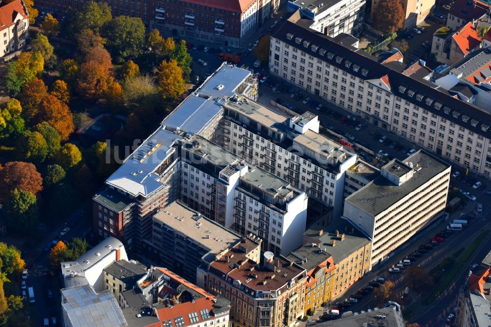 Luftbild Berlin - Baustelle zum Umbau und Ausbau des denkmalgeschützten Altbau- Gebäudes Metropol Park im Areal Am Köllnischen Park - Wassergasse - Schulze-Delitzsch-Platz im Ortsteil Mitte in Berlin, Deutschland